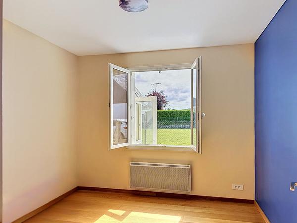 Maison de plain-pied à Vernantes, 56 m² de pièce de vie, 3 chambres, 2 garages !