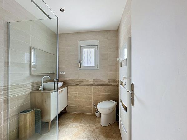 Maison de plain-pied à Vernantes, 56 m² de pièce de vie, 3 chambres, 2 garages !