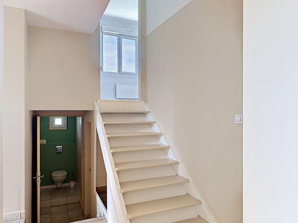 Maison de plain-pied à Vernantes, 56 m² de pièce de vie, 3 chambres, 2 garages !