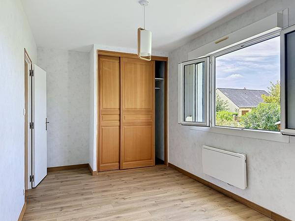 Maison de plain-pied à Vernantes, 56 m² de pièce de vie, 3 chambres, 2 garages !
