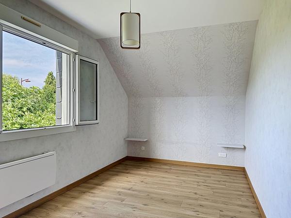 Maison de plain-pied à Vernantes, 56 m² de pièce de vie, 3 chambres, 2 garages !