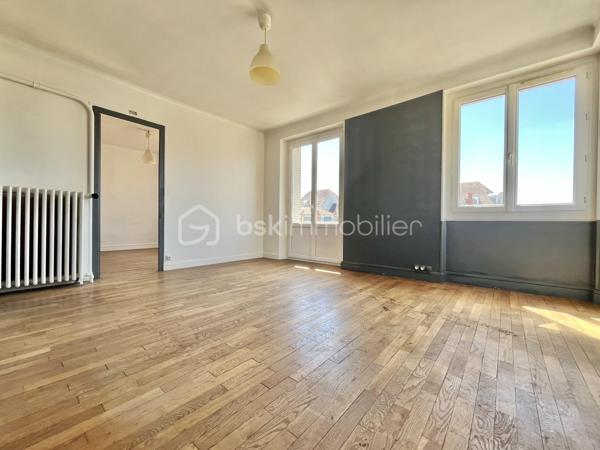 DIJON Jouvence : Appartement 3 pièces traversant, d'environ 58 m² situé au 2 ème étage/3 sans ascenseur, comprenant : 
Entrée, dégagement, cuisine indépendante aménagée et équipée,  deux chambres, un séjour avec balcon exposé sud, une salle d'eau et wc séparé. Appartement lumineux bénéficiant d'une triple exposition, situé en centre ville, à proximité de toutes commodités. Cave et grenier. Ideal premier achat ou investissement locatif.  Bon DPE (D) 
Chauffage individuel au gaz, double vitrage PVC, faibles charges de copropriété. 
taxe foncière 1060.