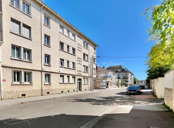 DIJON Jouvence : Appartement 3 pièces traversant, d'environ 58 m² situé au 2 ème étage/3 sans ascenseur, comprenant : 
Entrée, dégagement, cuisine indépendante aménagée et équipée,  deux chambres, un séjour avec balcon exposé sud, une salle d'eau et wc séparé. Appartement lumineux bénéficiant d'une triple exposition, situé en centre ville, à proximité de toutes commodités. Cave et grenier. Ideal premier achat ou investissement locatif.  Bon DPE (D) 
Chauffage individuel au gaz, double vitrage PVC, faibles charges de copropriété. 
taxe foncière 1060.