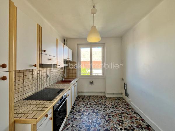 DIJON Jouvence : Appartement 3 pièces traversant, d'environ 58 m² situé au 2 ème étage/3 sans ascenseur, comprenant : 
Entrée, dégagement, cuisine indépendante aménagée et équipée,  deux chambres, un séjour avec balcon exposé sud, une salle d'eau et wc séparé. Appartement lumineux bénéficiant d'une triple exposition, situé en centre ville, à proximité de toutes commodités. Cave et grenier. Ideal premier achat ou investissement locatif.  Bon DPE (D) 
Chauffage individuel au gaz, double vitrage PVC, faibles charges de copropriété. 
taxe foncière 1060.