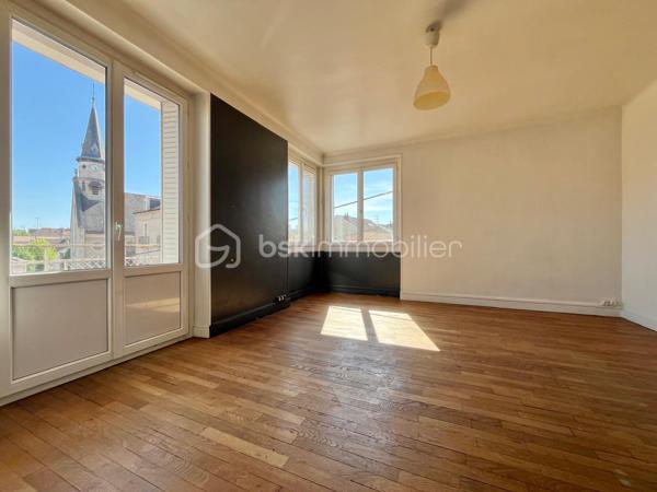 DIJON Jouvence : Appartement 3 pièces traversant, d'environ 58 m² situé au 2 ème étage/3 sans ascenseur, comprenant : 
Entrée, dégagement, cuisine indépendante aménagée et équipée,  deux chambres, un séjour avec balcon exposé sud, une salle d'eau et wc séparé. Appartement lumineux bénéficiant d'une triple exposition, situé en centre ville, à proximité de toutes commodités. Cave et grenier. Ideal premier achat ou investissement locatif.  Bon DPE (D) 
Chauffage individuel au gaz, double vitrage PVC, faibles charges de copropriété. 
taxe foncière 1060.