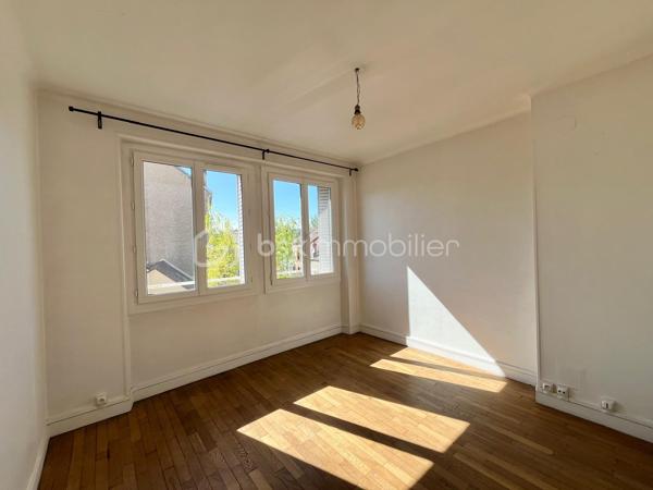 DIJON Jouvence : Appartement 3 pièces traversant, d'environ 58 m² situé au 2 ème étage/3 sans ascenseur, comprenant : 
Entrée, dégagement, cuisine indépendante aménagée et équipée,  deux chambres, un séjour avec balcon exposé sud, une salle d'eau et wc séparé. Appartement lumineux bénéficiant d'une triple exposition, situé en centre ville, à proximité de toutes commodités. Cave et grenier. Ideal premier achat ou investissement locatif.  Bon DPE (D) 
Chauffage individuel au gaz, double vitrage PVC, faibles charges de copropriété. 
taxe foncière 1060.