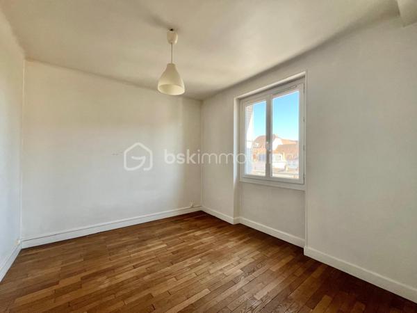 DIJON Jouvence : Appartement 3 pièces traversant, d'environ 58 m² situé au 2 ème étage/3 sans ascenseur, comprenant : 
Entrée, dégagement, cuisine indépendante aménagée et équipée,  deux chambres, un séjour avec balcon exposé sud, une salle d'eau et wc séparé. Appartement lumineux bénéficiant d'une triple exposition, situé en centre ville, à proximité de toutes commodités. Cave et grenier. Ideal premier achat ou investissement locatif.  Bon DPE (D) 
Chauffage individuel au gaz, double vitrage PVC, faibles charges de copropriété. 
taxe foncière 1060.