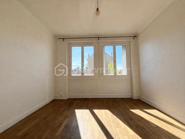 DIJON Jouvence : Appartement 3 pièces traversant, d'environ 58 m² situé au 2 ème étage/3 sans ascenseur, comprenant : 
Entrée, dégagement, cuisine indépendante aménagée et équipée,  deux chambres, un séjour avec balcon exposé sud, une salle d'eau et wc séparé. Appartement lumineux bénéficiant d'une triple exposition, situé en centre ville, à proximité de toutes commodités. Cave et grenier. Ideal premier achat ou investissement locatif.  Bon DPE (D) 
Chauffage individuel au gaz, double vitrage PVC, faibles charges de copropriété. 
taxe foncière 1060.