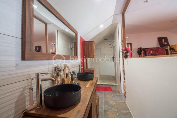 Quartier Jean Petit - 450m d'altitude - Terrain 1159 m²

Découvrez cette magnifique propriété familiale alliant confort, vue exceptionnelle et potentiel locatif !
Nichée à 450 mètres d'altitude dans le paisible et recherché quartier de Jean Petit à Saint-Joseph, cette villa F5 construite en 2005 vous offre un cadre de vie privilégié avec une vue mer et montagne à couper le souffle. Édifiée sur une parcelle entièrement clôturée de 1159 m², dans un chemin au calme, à l'écart de la circulation.

Équipements haut de gamme : piscine chauffée, jacuzzi et panneaux photovoltaïques neufs pour un confort optimal et des économies d'énergie !
La Maison Principale - 150 m² (Loi Carrez)

Rez-de-Chaussée
Un espace de vie généreux de 54 m² baigné de lumière naturelle :

Cuisine ouverte équipée de 23 m²
Salon spacieux avec accès à la piscine
Coin bureau/bibliothèque/salle de jeux de 13 m² attenant au salon

Un espace nuit parfaitement conçu avec 3 chambres :

Chambre 1 : 21 m² avec salle de douche privative
Chambre 2 : 15 m² avec salle de douche et WC privatifs
Chambre 3 : 13 m² avec salle de douche privative
Un WC indépendant

Étage
Une suite parentale d'exception de 25 m² :

Chambre spacieuse et lumineuse
Salle de douche à l'italienne moderne
WC privatif
Balcon avec vue panoramique mer, montagne et piscine
Coin bureau de 3,6 m² idéal pour le télétravail

Sous-Sol
Garage de 60 m² accessible par escalier intérieur :

Espace de stationnement sécurisé
Multiples possibilités de rangement
Potentiel d'aménagement (atelier, cave, salle de sport...)

Le Gîte Indépendant T2 - 60 m²
Situé en fond de jardin, ce gîte totalement autonome offre un excellent potentiel locatif :

Entrée spacieuse et accueillante
Cuisine ouverte équipée sur espace de vie
Salon/espace détente de 7 m²
Chambre de 11 m² confortable
Salle de douche avec WC de 5 m²
Terrasse privative pour profiter du jardin

Parfait pour accueillir famille, amis ou générer un revenu locatif régulier dans une zone touristique prisée.

Les Atouts de cette Propriété
✓ Parcelle de 1159 m² entièrement clôturée : Intimité et sécurité garanties
✓ Emplacement au calme : Chemin sans circulation, idéal pour les enfants
✓ Vue mer et montagne : Panorama exceptionnel depuis la suite parentale
✓ Grande piscine chauffée : Baignade agréable toute l'année
✓ Jacuzzi en coque : Espace bien-être et détente à domicile
✓ Panneaux photovoltaïques neufs (2024) : Économies d'énergie et revenus de revente
✓ Double habitation : Maison F5 (150 m²) + Gîte T2 (60 m²)
✓ 4 chambres dont 1 suite parentale avec balcon panoramique
✓ 4 salles de douche : Confort optimal pour toute la famille
✓ Garage 60 m² en sous-sol avec accès intérieur
✓ Construction 2005 : Bien entretenu et aux normes actuelles
✓ Potentiel locatif : Revenus complémentaires avec le gîte indépendant

Le Quartier Jean Petit - Un Cadre de Vie Idéal
Quartier familial et prisé où il fait bon vivre, Jean Petit offre toutes les commodités à proximité immédiate :

Services de santé :
Médecin
Pharmacie
Kinésithérapeute

Éducation :
École maternelle
École primaire

Loisirs et commerces de proximités :
Piscine municipale
Terrains de sport
Épicerie de proximité

Un quartier vivant et convivial, parfait pour une vie de famille épanouie !

Caractéristiques Techniques :
Surface totale habitable : 210 m²
Maison principale : 150 m² (Loi Carrez)
Gîte indépendant : 60 m²

Garage en sous-sol : 60 m²
Terrain : 1159 m² entièrement clos
Année de construction : 2005
Altitude : 450 mètres

Équipements premium :
Piscine chauffée
Jacuzzi en coque
Panneaux photovoltaïques installés en 2024

Une propriété rare alliant qualité de vie exceptionnelle, vue imprenable, environnement familial et opportunité d'investissement. Idéale pour une famille recherchant confort, espace et tranquillité avec un potentiel de revenus locatifs.

Pour plus d'informations et organiser une visite de ce bien d'exception, contactez moi, Eloïse Casotto Conseillère BSK Immobilier au 06 92 08 16 38 ou par mail à ecasotto@bskimmobilier.com.