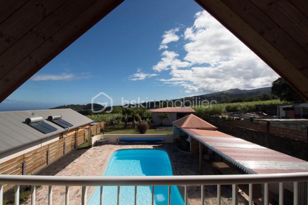 Quartier Jean Petit - 450m d'altitude - Terrain 1159 m²

Découvrez cette magnifique propriété familiale alliant confort, vue exceptionnelle et potentiel locatif !
Nichée à 450 mètres d'altitude dans le paisible et recherché quartier de Jean Petit à Saint-Joseph, cette villa F5 construite en 2005 vous offre un cadre de vie privilégié avec une vue mer et montagne à couper le souffle. Édifiée sur une parcelle entièrement clôturée de 1159 m², dans un chemin au calme, à l'écart de la circulation.

Équipements haut de gamme : piscine chauffée, jacuzzi et panneaux photovoltaïques neufs pour un confort optimal et des économies d'énergie !
La Maison Principale - 150 m² (Loi Carrez)

Rez-de-Chaussée
Un espace de vie généreux de 54 m² baigné de lumière naturelle :

Cuisine ouverte équipée de 23 m²
Salon spacieux avec accès à la piscine
Coin bureau/bibliothèque/salle de jeux de 13 m² attenant au salon

Un espace nuit parfaitement conçu avec 3 chambres :

Chambre 1 : 21 m² avec salle de douche privative
Chambre 2 : 15 m² avec salle de douche et WC privatifs
Chambre 3 : 13 m² avec salle de douche privative
Un WC indépendant

Étage
Une suite parentale d'exception de 25 m² :

Chambre spacieuse et lumineuse
Salle de douche à l'italienne moderne
WC privatif
Balcon avec vue panoramique mer, montagne et piscine
Coin bureau de 3,6 m² idéal pour le télétravail

Sous-Sol
Garage de 60 m² accessible par escalier intérieur :

Espace de stationnement sécurisé
Multiples possibilités de rangement
Potentiel d'aménagement (atelier, cave, salle de sport...)

Le Gîte Indépendant T2 - 60 m²
Situé en fond de jardin, ce gîte totalement autonome offre un excellent potentiel locatif :

Entrée spacieuse et accueillante
Cuisine ouverte équipée sur espace de vie
Salon/espace détente de 7 m²
Chambre de 11 m² confortable
Salle de douche avec WC de 5 m²
Terrasse privative pour profiter du jardin

Parfait pour accueillir famille, amis ou générer un revenu locatif régulier dans une zone touristique prisée.

Les Atouts de cette Propriété
✓ Parcelle de 1159 m² entièrement clôturée : Intimité et sécurité garanties
✓ Emplacement au calme : Chemin sans circulation, idéal pour les enfants
✓ Vue mer et montagne : Panorama exceptionnel depuis la suite parentale
✓ Grande piscine chauffée : Baignade agréable toute l'année
✓ Jacuzzi en coque : Espace bien-être et détente à domicile
✓ Panneaux photovoltaïques neufs (2024) : Économies d'énergie et revenus de revente
✓ Double habitation : Maison F5 (150 m²) + Gîte T2 (60 m²)
✓ 4 chambres dont 1 suite parentale avec balcon panoramique
✓ 4 salles de douche : Confort optimal pour toute la famille
✓ Garage 60 m² en sous-sol avec accès intérieur
✓ Construction 2005 : Bien entretenu et aux normes actuelles
✓ Potentiel locatif : Revenus complémentaires avec le gîte indépendant

Le Quartier Jean Petit - Un Cadre de Vie Idéal
Quartier familial et prisé où il fait bon vivre, Jean Petit offre toutes les commodités à proximité immédiate :

Services de santé :
Médecin
Pharmacie
Kinésithérapeute

Éducation :
École maternelle
École primaire

Loisirs et commerces de proximités :
Piscine municipale
Terrains de sport
Épicerie de proximité

Un quartier vivant et convivial, parfait pour une vie de famille épanouie !

Caractéristiques Techniques :
Surface totale habitable : 210 m²
Maison principale : 150 m² (Loi Carrez)
Gîte indépendant : 60 m²

Garage en sous-sol : 60 m²
Terrain : 1159 m² entièrement clos
Année de construction : 2005
Altitude : 450 mètres

Équipements premium :
Piscine chauffée
Jacuzzi en coque
Panneaux photovoltaïques installés en 2024

Une propriété rare alliant qualité de vie exceptionnelle, vue imprenable, environnement familial et opportunité d'investissement. Idéale pour une famille recherchant confort, espace et tranquillité avec un potentiel de revenus locatifs.

Pour plus d'informations et organiser une visite de ce bien d'exception, contactez moi, Eloïse Casotto Conseillère BSK Immobilier au 06 92 08 16 38 ou par mail à ecasotto@bskimmobilier.com.
