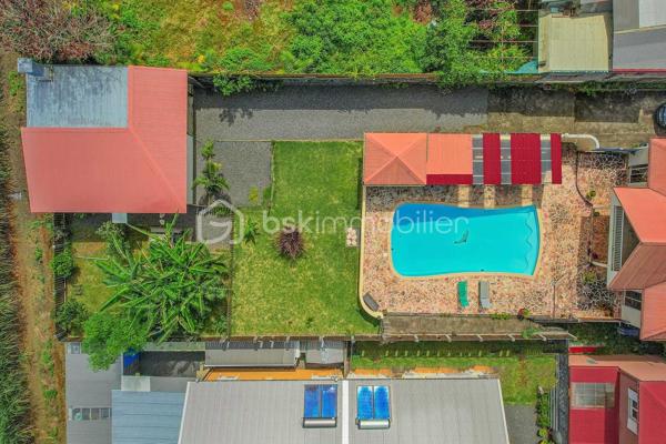 Quartier Jean Petit - 450m d'altitude - Terrain 1159 m²

Découvrez cette magnifique propriété familiale alliant confort, vue exceptionnelle et potentiel locatif !
Nichée à 450 mètres d'altitude dans le paisible et recherché quartier de Jean Petit à Saint-Joseph, cette villa F5 construite en 2005 vous offre un cadre de vie privilégié avec une vue mer et montagne à couper le souffle. Édifiée sur une parcelle entièrement clôturée de 1159 m², dans un chemin au calme, à l'écart de la circulation.

Équipements haut de gamme : piscine chauffée, jacuzzi et panneaux photovoltaïques neufs pour un confort optimal et des économies d'énergie !
La Maison Principale - 150 m² (Loi Carrez)

Rez-de-Chaussée
Un espace de vie généreux de 54 m² baigné de lumière naturelle :

Cuisine ouverte équipée de 23 m²
Salon spacieux avec accès à la piscine
Coin bureau/bibliothèque/salle de jeux de 13 m² attenant au salon

Un espace nuit parfaitement conçu avec 3 chambres :

Chambre 1 : 21 m² avec salle de douche privative
Chambre 2 : 15 m² avec salle de douche et WC privatifs
Chambre 3 : 13 m² avec salle de douche privative
Un WC indépendant

Étage
Une suite parentale d'exception de 25 m² :

Chambre spacieuse et lumineuse
Salle de douche à l'italienne moderne
WC privatif
Balcon avec vue panoramique mer, montagne et piscine
Coin bureau de 3,6 m² idéal pour le télétravail

Sous-Sol
Garage de 60 m² accessible par escalier intérieur :

Espace de stationnement sécurisé
Multiples possibilités de rangement
Potentiel d'aménagement (atelier, cave, salle de sport...)

Le Gîte Indépendant T2 - 60 m²
Situé en fond de jardin, ce gîte totalement autonome offre un excellent potentiel locatif :

Entrée spacieuse et accueillante
Cuisine ouverte équipée sur espace de vie
Salon/espace détente de 7 m²
Chambre de 11 m² confortable
Salle de douche avec WC de 5 m²
Terrasse privative pour profiter du jardin

Parfait pour accueillir famille, amis ou générer un revenu locatif régulier dans une zone touristique prisée.

Les Atouts de cette Propriété
✓ Parcelle de 1159 m² entièrement clôturée : Intimité et sécurité garanties
✓ Emplacement au calme : Chemin sans circulation, idéal pour les enfants
✓ Vue mer et montagne : Panorama exceptionnel depuis la suite parentale
✓ Grande piscine chauffée : Baignade agréable toute l'année
✓ Jacuzzi en coque : Espace bien-être et détente à domicile
✓ Panneaux photovoltaïques neufs (2024) : Économies d'énergie et revenus de revente
✓ Double habitation : Maison F5 (150 m²) + Gîte T2 (60 m²)
✓ 4 chambres dont 1 suite parentale avec balcon panoramique
✓ 4 salles de douche : Confort optimal pour toute la famille
✓ Garage 60 m² en sous-sol avec accès intérieur
✓ Construction 2005 : Bien entretenu et aux normes actuelles
✓ Potentiel locatif : Revenus complémentaires avec le gîte indépendant

Le Quartier Jean Petit - Un Cadre de Vie Idéal
Quartier familial et prisé où il fait bon vivre, Jean Petit offre toutes les commodités à proximité immédiate :

Services de santé :
Médecin
Pharmacie
Kinésithérapeute

Éducation :
École maternelle
École primaire

Loisirs et commerces de proximités :
Piscine municipale
Terrains de sport
Épicerie de proximité

Un quartier vivant et convivial, parfait pour une vie de famille épanouie !

Caractéristiques Techniques :
Surface totale habitable : 210 m²
Maison principale : 150 m² (Loi Carrez)
Gîte indépendant : 60 m²

Garage en sous-sol : 60 m²
Terrain : 1159 m² entièrement clos
Année de construction : 2005
Altitude : 450 mètres

Équipements premium :
Piscine chauffée
Jacuzzi en coque
Panneaux photovoltaïques installés en 2024

Une propriété rare alliant qualité de vie exceptionnelle, vue imprenable, environnement familial et opportunité d'investissement. Idéale pour une famille recherchant confort, espace et tranquillité avec un potentiel de revenus locatifs.

Pour plus d'informations et organiser une visite de ce bien d'exception, contactez moi, Eloïse Casotto Conseillère BSK Immobilier au 06 92 08 16 38 ou par mail à ecasotto@bskimmobilier.com.