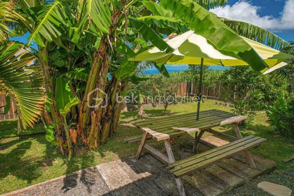Quartier Jean Petit - 450m d'altitude - Terrain 1159 m²

Découvrez cette magnifique propriété familiale alliant confort, vue exceptionnelle et potentiel locatif !
Nichée à 450 mètres d'altitude dans le paisible et recherché quartier de Jean Petit à Saint-Joseph, cette villa F5 construite en 2005 vous offre un cadre de vie privilégié avec une vue mer et montagne à couper le souffle. Édifiée sur une parcelle entièrement clôturée de 1159 m², dans un chemin au calme, à l'écart de la circulation.

Équipements haut de gamme : piscine chauffée, jacuzzi et panneaux photovoltaïques neufs pour un confort optimal et des économies d'énergie !
La Maison Principale - 150 m² (Loi Carrez)

Rez-de-Chaussée
Un espace de vie généreux de 54 m² baigné de lumière naturelle :

Cuisine ouverte équipée de 23 m²
Salon spacieux avec accès à la piscine
Coin bureau/bibliothèque/salle de jeux de 13 m² attenant au salon

Un espace nuit parfaitement conçu avec 3 chambres :

Chambre 1 : 21 m² avec salle de douche privative
Chambre 2 : 15 m² avec salle de douche et WC privatifs
Chambre 3 : 13 m² avec salle de douche privative
Un WC indépendant

Étage
Une suite parentale d'exception de 25 m² :

Chambre spacieuse et lumineuse
Salle de douche à l'italienne moderne
WC privatif
Balcon avec vue panoramique mer, montagne et piscine
Coin bureau de 3,6 m² idéal pour le télétravail

Sous-Sol
Garage de 60 m² accessible par escalier intérieur :

Espace de stationnement sécurisé
Multiples possibilités de rangement
Potentiel d'aménagement (atelier, cave, salle de sport...)

Le Gîte Indépendant T2 - 60 m²
Situé en fond de jardin, ce gîte totalement autonome offre un excellent potentiel locatif :

Entrée spacieuse et accueillante
Cuisine ouverte équipée sur espace de vie
Salon/espace détente de 7 m²
Chambre de 11 m² confortable
Salle de douche avec WC de 5 m²
Terrasse privative pour profiter du jardin

Parfait pour accueillir famille, amis ou générer un revenu locatif régulier dans une zone touristique prisée.

Les Atouts de cette Propriété
✓ Parcelle de 1159 m² entièrement clôturée : Intimité et sécurité garanties
✓ Emplacement au calme : Chemin sans circulation, idéal pour les enfants
✓ Vue mer et montagne : Panorama exceptionnel depuis la suite parentale
✓ Grande piscine chauffée : Baignade agréable toute l'année
✓ Jacuzzi en coque : Espace bien-être et détente à domicile
✓ Panneaux photovoltaïques neufs (2024) : Économies d'énergie et revenus de revente
✓ Double habitation : Maison F5 (150 m²) + Gîte T2 (60 m²)
✓ 4 chambres dont 1 suite parentale avec balcon panoramique
✓ 4 salles de douche : Confort optimal pour toute la famille
✓ Garage 60 m² en sous-sol avec accès intérieur
✓ Construction 2005 : Bien entretenu et aux normes actuelles
✓ Potentiel locatif : Revenus complémentaires avec le gîte indépendant

Le Quartier Jean Petit - Un Cadre de Vie Idéal
Quartier familial et prisé où il fait bon vivre, Jean Petit offre toutes les commodités à proximité immédiate :

Services de santé :
Médecin
Pharmacie
Kinésithérapeute

Éducation :
École maternelle
École primaire

Loisirs et commerces de proximités :
Piscine municipale
Terrains de sport
Épicerie de proximité

Un quartier vivant et convivial, parfait pour une vie de famille épanouie !

Caractéristiques Techniques :
Surface totale habitable : 210 m²
Maison principale : 150 m² (Loi Carrez)
Gîte indépendant : 60 m²

Garage en sous-sol : 60 m²
Terrain : 1159 m² entièrement clos
Année de construction : 2005
Altitude : 450 mètres

Équipements premium :
Piscine chauffée
Jacuzzi en coque
Panneaux photovoltaïques installés en 2024

Une propriété rare alliant qualité de vie exceptionnelle, vue imprenable, environnement familial et opportunité d'investissement. Idéale pour une famille recherchant confort, espace et tranquillité avec un potentiel de revenus locatifs.

Pour plus d'informations et organiser une visite de ce bien d'exception, contactez moi, Eloïse Casotto Conseillère BSK Immobilier au 06 92 08 16 38 ou par mail à ecasotto@bskimmobilier.com.