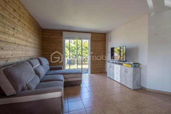 Quartier Jean Petit - 450m d'altitude - Terrain 1159 m²

Découvrez cette magnifique propriété familiale alliant confort, vue exceptionnelle et potentiel locatif !
Nichée à 450 mètres d'altitude dans le paisible et recherché quartier de Jean Petit à Saint-Joseph, cette villa F5 construite en 2005 vous offre un cadre de vie privilégié avec une vue mer et montagne à couper le souffle. Édifiée sur une parcelle entièrement clôturée de 1159 m², dans un chemin au calme, à l'écart de la circulation.

Équipements haut de gamme : piscine chauffée, jacuzzi et panneaux photovoltaïques neufs pour un confort optimal et des économies d'énergie !
La Maison Principale - 150 m² (Loi Carrez)

Rez-de-Chaussée
Un espace de vie généreux de 54 m² baigné de lumière naturelle :

Cuisine ouverte équipée de 23 m²
Salon spacieux avec accès à la piscine
Coin bureau/bibliothèque/salle de jeux de 13 m² attenant au salon

Un espace nuit parfaitement conçu avec 3 chambres :

Chambre 1 : 21 m² avec salle de douche privative
Chambre 2 : 15 m² avec salle de douche et WC privatifs
Chambre 3 : 13 m² avec salle de douche privative
Un WC indépendant

Étage
Une suite parentale d'exception de 25 m² :

Chambre spacieuse et lumineuse
Salle de douche à l'italienne moderne
WC privatif
Balcon avec vue panoramique mer, montagne et piscine
Coin bureau de 3,6 m² idéal pour le télétravail

Sous-Sol
Garage de 60 m² accessible par escalier intérieur :

Espace de stationnement sécurisé
Multiples possibilités de rangement
Potentiel d'aménagement (atelier, cave, salle de sport...)

Le Gîte Indépendant T2 - 60 m²
Situé en fond de jardin, ce gîte totalement autonome offre un excellent potentiel locatif :

Entrée spacieuse et accueillante
Cuisine ouverte équipée sur espace de vie
Salon/espace détente de 7 m²
Chambre de 11 m² confortable
Salle de douche avec WC de 5 m²
Terrasse privative pour profiter du jardin

Parfait pour accueillir famille, amis ou générer un revenu locatif régulier dans une zone touristique prisée.

Les Atouts de cette Propriété
✓ Parcelle de 1159 m² entièrement clôturée : Intimité et sécurité garanties
✓ Emplacement au calme : Chemin sans circulation, idéal pour les enfants
✓ Vue mer et montagne : Panorama exceptionnel depuis la suite parentale
✓ Grande piscine chauffée : Baignade agréable toute l'année
✓ Jacuzzi en coque : Espace bien-être et détente à domicile
✓ Panneaux photovoltaïques neufs (2024) : Économies d'énergie et revenus de revente
✓ Double habitation : Maison F5 (150 m²) + Gîte T2 (60 m²)
✓ 4 chambres dont 1 suite parentale avec balcon panoramique
✓ 4 salles de douche : Confort optimal pour toute la famille
✓ Garage 60 m² en sous-sol avec accès intérieur
✓ Construction 2005 : Bien entretenu et aux normes actuelles
✓ Potentiel locatif : Revenus complémentaires avec le gîte indépendant

Le Quartier Jean Petit - Un Cadre de Vie Idéal
Quartier familial et prisé où il fait bon vivre, Jean Petit offre toutes les commodités à proximité immédiate :

Services de santé :
Médecin
Pharmacie
Kinésithérapeute

Éducation :
École maternelle
École primaire

Loisirs et commerces de proximités :
Piscine municipale
Terrains de sport
Épicerie de proximité

Un quartier vivant et convivial, parfait pour une vie de famille épanouie !

Caractéristiques Techniques :
Surface totale habitable : 210 m²
Maison principale : 150 m² (Loi Carrez)
Gîte indépendant : 60 m²

Garage en sous-sol : 60 m²
Terrain : 1159 m² entièrement clos
Année de construction : 2005
Altitude : 450 mètres

Équipements premium :
Piscine chauffée
Jacuzzi en coque
Panneaux photovoltaïques installés en 2024

Une propriété rare alliant qualité de vie exceptionnelle, vue imprenable, environnement familial et opportunité d'investissement. Idéale pour une famille recherchant confort, espace et tranquillité avec un potentiel de revenus locatifs.

Pour plus d'informations et organiser une visite de ce bien d'exception, contactez moi, Eloïse Casotto Conseillère BSK Immobilier au 06 92 08 16 38 ou par mail à ecasotto@bskimmobilier.com.