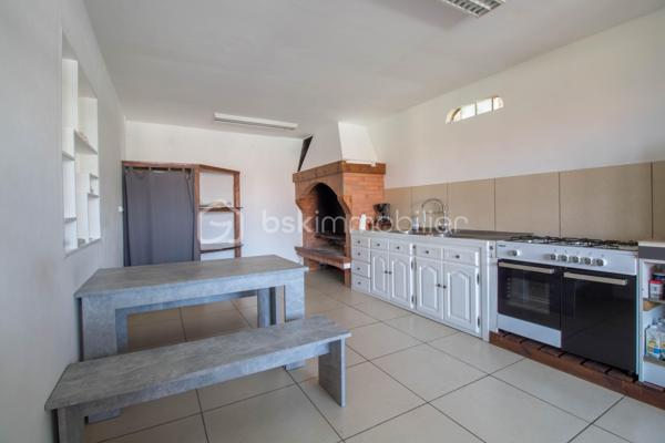 Quartier Jean Petit - 450m d'altitude - Terrain 1159 m²

Découvrez cette magnifique propriété familiale alliant confort, vue exceptionnelle et potentiel locatif !
Nichée à 450 mètres d'altitude dans le paisible et recherché quartier de Jean Petit à Saint-Joseph, cette villa F5 construite en 2005 vous offre un cadre de vie privilégié avec une vue mer et montagne à couper le souffle. Édifiée sur une parcelle entièrement clôturée de 1159 m², dans un chemin au calme, à l'écart de la circulation.

Équipements haut de gamme : piscine chauffée, jacuzzi et panneaux photovoltaïques neufs pour un confort optimal et des économies d'énergie !
La Maison Principale - 150 m² (Loi Carrez)

Rez-de-Chaussée
Un espace de vie généreux de 54 m² baigné de lumière naturelle :

Cuisine ouverte équipée de 23 m²
Salon spacieux avec accès à la piscine
Coin bureau/bibliothèque/salle de jeux de 13 m² attenant au salon

Un espace nuit parfaitement conçu avec 3 chambres :

Chambre 1 : 21 m² avec salle de douche privative
Chambre 2 : 15 m² avec salle de douche et WC privatifs
Chambre 3 : 13 m² avec salle de douche privative
Un WC indépendant

Étage
Une suite parentale d'exception de 25 m² :

Chambre spacieuse et lumineuse
Salle de douche à l'italienne moderne
WC privatif
Balcon avec vue panoramique mer, montagne et piscine
Coin bureau de 3,6 m² idéal pour le télétravail

Sous-Sol
Garage de 60 m² accessible par escalier intérieur :

Espace de stationnement sécurisé
Multiples possibilités de rangement
Potentiel d'aménagement (atelier, cave, salle de sport...)

Le Gîte Indépendant T2 - 60 m²
Situé en fond de jardin, ce gîte totalement autonome offre un excellent potentiel locatif :

Entrée spacieuse et accueillante
Cuisine ouverte équipée sur espace de vie
Salon/espace détente de 7 m²
Chambre de 11 m² confortable
Salle de douche avec WC de 5 m²
Terrasse privative pour profiter du jardin

Parfait pour accueillir famille, amis ou générer un revenu locatif régulier dans une zone touristique prisée.

Les Atouts de cette Propriété
✓ Parcelle de 1159 m² entièrement clôturée : Intimité et sécurité garanties
✓ Emplacement au calme : Chemin sans circulation, idéal pour les enfants
✓ Vue mer et montagne : Panorama exceptionnel depuis la suite parentale
✓ Grande piscine chauffée : Baignade agréable toute l'année
✓ Jacuzzi en coque : Espace bien-être et détente à domicile
✓ Panneaux photovoltaïques neufs (2024) : Économies d'énergie et revenus de revente
✓ Double habitation : Maison F5 (150 m²) + Gîte T2 (60 m²)
✓ 4 chambres dont 1 suite parentale avec balcon panoramique
✓ 4 salles de douche : Confort optimal pour toute la famille
✓ Garage 60 m² en sous-sol avec accès intérieur
✓ Construction 2005 : Bien entretenu et aux normes actuelles
✓ Potentiel locatif : Revenus complémentaires avec le gîte indépendant

Le Quartier Jean Petit - Un Cadre de Vie Idéal
Quartier familial et prisé où il fait bon vivre, Jean Petit offre toutes les commodités à proximité immédiate :

Services de santé :
Médecin
Pharmacie
Kinésithérapeute

Éducation :
École maternelle
École primaire

Loisirs et commerces de proximités :
Piscine municipale
Terrains de sport
Épicerie de proximité

Un quartier vivant et convivial, parfait pour une vie de famille épanouie !

Caractéristiques Techniques :
Surface totale habitable : 210 m²
Maison principale : 150 m² (Loi Carrez)
Gîte indépendant : 60 m²

Garage en sous-sol : 60 m²
Terrain : 1159 m² entièrement clos
Année de construction : 2005
Altitude : 450 mètres

Équipements premium :
Piscine chauffée
Jacuzzi en coque
Panneaux photovoltaïques installés en 2024

Une propriété rare alliant qualité de vie exceptionnelle, vue imprenable, environnement familial et opportunité d'investissement. Idéale pour une famille recherchant confort, espace et tranquillité avec un potentiel de revenus locatifs.

Pour plus d'informations et organiser une visite de ce bien d'exception, contactez moi, Eloïse Casotto Conseillère BSK Immobilier au 06 92 08 16 38 ou par mail à ecasotto@bskimmobilier.com.