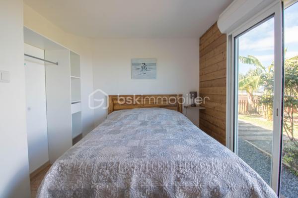 Quartier Jean Petit - 450m d'altitude - Terrain 1159 m²

Découvrez cette magnifique propriété familiale alliant confort, vue exceptionnelle et potentiel locatif !
Nichée à 450 mètres d'altitude dans le paisible et recherché quartier de Jean Petit à Saint-Joseph, cette villa F5 construite en 2005 vous offre un cadre de vie privilégié avec une vue mer et montagne à couper le souffle. Édifiée sur une parcelle entièrement clôturée de 1159 m², dans un chemin au calme, à l'écart de la circulation.

Équipements haut de gamme : piscine chauffée, jacuzzi et panneaux photovoltaïques neufs pour un confort optimal et des économies d'énergie !
La Maison Principale - 150 m² (Loi Carrez)

Rez-de-Chaussée
Un espace de vie généreux de 54 m² baigné de lumière naturelle :

Cuisine ouverte équipée de 23 m²
Salon spacieux avec accès à la piscine
Coin bureau/bibliothèque/salle de jeux de 13 m² attenant au salon

Un espace nuit parfaitement conçu avec 3 chambres :

Chambre 1 : 21 m² avec salle de douche privative
Chambre 2 : 15 m² avec salle de douche et WC privatifs
Chambre 3 : 13 m² avec salle de douche privative
Un WC indépendant

Étage
Une suite parentale d'exception de 25 m² :

Chambre spacieuse et lumineuse
Salle de douche à l'italienne moderne
WC privatif
Balcon avec vue panoramique mer, montagne et piscine
Coin bureau de 3,6 m² idéal pour le télétravail

Sous-Sol
Garage de 60 m² accessible par escalier intérieur :

Espace de stationnement sécurisé
Multiples possibilités de rangement
Potentiel d'aménagement (atelier, cave, salle de sport...)

Le Gîte Indépendant T2 - 60 m²
Situé en fond de jardin, ce gîte totalement autonome offre un excellent potentiel locatif :

Entrée spacieuse et accueillante
Cuisine ouverte équipée sur espace de vie
Salon/espace détente de 7 m²
Chambre de 11 m² confortable
Salle de douche avec WC de 5 m²
Terrasse privative pour profiter du jardin

Parfait pour accueillir famille, amis ou générer un revenu locatif régulier dans une zone touristique prisée.

Les Atouts de cette Propriété
✓ Parcelle de 1159 m² entièrement clôturée : Intimité et sécurité garanties
✓ Emplacement au calme : Chemin sans circulation, idéal pour les enfants
✓ Vue mer et montagne : Panorama exceptionnel depuis la suite parentale
✓ Grande piscine chauffée : Baignade agréable toute l'année
✓ Jacuzzi en coque : Espace bien-être et détente à domicile
✓ Panneaux photovoltaïques neufs (2024) : Économies d'énergie et revenus de revente
✓ Double habitation : Maison F5 (150 m²) + Gîte T2 (60 m²)
✓ 4 chambres dont 1 suite parentale avec balcon panoramique
✓ 4 salles de douche : Confort optimal pour toute la famille
✓ Garage 60 m² en sous-sol avec accès intérieur
✓ Construction 2005 : Bien entretenu et aux normes actuelles
✓ Potentiel locatif : Revenus complémentaires avec le gîte indépendant

Le Quartier Jean Petit - Un Cadre de Vie Idéal
Quartier familial et prisé où il fait bon vivre, Jean Petit offre toutes les commodités à proximité immédiate :

Services de santé :
Médecin
Pharmacie
Kinésithérapeute

Éducation :
École maternelle
École primaire

Loisirs et commerces de proximités :
Piscine municipale
Terrains de sport
Épicerie de proximité

Un quartier vivant et convivial, parfait pour une vie de famille épanouie !

Caractéristiques Techniques :
Surface totale habitable : 210 m²
Maison principale : 150 m² (Loi Carrez)
Gîte indépendant : 60 m²

Garage en sous-sol : 60 m²
Terrain : 1159 m² entièrement clos
Année de construction : 2005
Altitude : 450 mètres

Équipements premium :
Piscine chauffée
Jacuzzi en coque
Panneaux photovoltaïques installés en 2024

Une propriété rare alliant qualité de vie exceptionnelle, vue imprenable, environnement familial et opportunité d'investissement. Idéale pour une famille recherchant confort, espace et tranquillité avec un potentiel de revenus locatifs.

Pour plus d'informations et organiser une visite de ce bien d'exception, contactez moi, Eloïse Casotto Conseillère BSK Immobilier au 06 92 08 16 38 ou par mail à ecasotto@bskimmobilier.com.