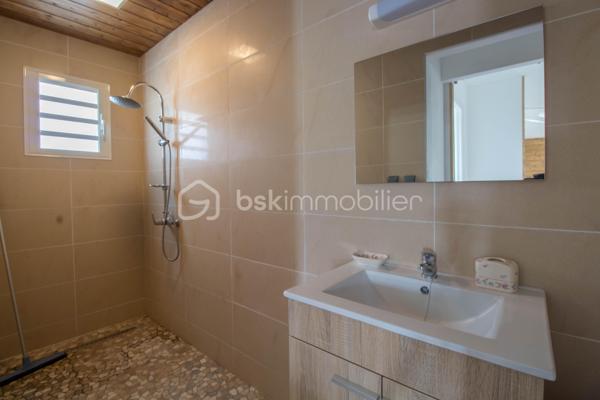 Quartier Jean Petit - 450m d'altitude - Terrain 1159 m²

Découvrez cette magnifique propriété familiale alliant confort, vue exceptionnelle et potentiel locatif !
Nichée à 450 mètres d'altitude dans le paisible et recherché quartier de Jean Petit à Saint-Joseph, cette villa F5 construite en 2005 vous offre un cadre de vie privilégié avec une vue mer et montagne à couper le souffle. Édifiée sur une parcelle entièrement clôturée de 1159 m², dans un chemin au calme, à l'écart de la circulation.

Équipements haut de gamme : piscine chauffée, jacuzzi et panneaux photovoltaïques neufs pour un confort optimal et des économies d'énergie !
La Maison Principale - 150 m² (Loi Carrez)

Rez-de-Chaussée
Un espace de vie généreux de 54 m² baigné de lumière naturelle :

Cuisine ouverte équipée de 23 m²
Salon spacieux avec accès à la piscine
Coin bureau/bibliothèque/salle de jeux de 13 m² attenant au salon

Un espace nuit parfaitement conçu avec 3 chambres :

Chambre 1 : 21 m² avec salle de douche privative
Chambre 2 : 15 m² avec salle de douche et WC privatifs
Chambre 3 : 13 m² avec salle de douche privative
Un WC indépendant

Étage
Une suite parentale d'exception de 25 m² :

Chambre spacieuse et lumineuse
Salle de douche à l'italienne moderne
WC privatif
Balcon avec vue panoramique mer, montagne et piscine
Coin bureau de 3,6 m² idéal pour le télétravail

Sous-Sol
Garage de 60 m² accessible par escalier intérieur :

Espace de stationnement sécurisé
Multiples possibilités de rangement
Potentiel d'aménagement (atelier, cave, salle de sport...)

Le Gîte Indépendant T2 - 60 m²
Situé en fond de jardin, ce gîte totalement autonome offre un excellent potentiel locatif :

Entrée spacieuse et accueillante
Cuisine ouverte équipée sur espace de vie
Salon/espace détente de 7 m²
Chambre de 11 m² confortable
Salle de douche avec WC de 5 m²
Terrasse privative pour profiter du jardin

Parfait pour accueillir famille, amis ou générer un revenu locatif régulier dans une zone touristique prisée.

Les Atouts de cette Propriété
✓ Parcelle de 1159 m² entièrement clôturée : Intimité et sécurité garanties
✓ Emplacement au calme : Chemin sans circulation, idéal pour les enfants
✓ Vue mer et montagne : Panorama exceptionnel depuis la suite parentale
✓ Grande piscine chauffée : Baignade agréable toute l'année
✓ Jacuzzi en coque : Espace bien-être et détente à domicile
✓ Panneaux photovoltaïques neufs (2024) : Économies d'énergie et revenus de revente
✓ Double habitation : Maison F5 (150 m²) + Gîte T2 (60 m²)
✓ 4 chambres dont 1 suite parentale avec balcon panoramique
✓ 4 salles de douche : Confort optimal pour toute la famille
✓ Garage 60 m² en sous-sol avec accès intérieur
✓ Construction 2005 : Bien entretenu et aux normes actuelles
✓ Potentiel locatif : Revenus complémentaires avec le gîte indépendant

Le Quartier Jean Petit - Un Cadre de Vie Idéal
Quartier familial et prisé où il fait bon vivre, Jean Petit offre toutes les commodités à proximité immédiate :

Services de santé :
Médecin
Pharmacie
Kinésithérapeute

Éducation :
École maternelle
École primaire

Loisirs et commerces de proximités :
Piscine municipale
Terrains de sport
Épicerie de proximité

Un quartier vivant et convivial, parfait pour une vie de famille épanouie !

Caractéristiques Techniques :
Surface totale habitable : 210 m²
Maison principale : 150 m² (Loi Carrez)
Gîte indépendant : 60 m²

Garage en sous-sol : 60 m²
Terrain : 1159 m² entièrement clos
Année de construction : 2005
Altitude : 450 mètres

Équipements premium :
Piscine chauffée
Jacuzzi en coque
Panneaux photovoltaïques installés en 2024

Une propriété rare alliant qualité de vie exceptionnelle, vue imprenable, environnement familial et opportunité d'investissement. Idéale pour une famille recherchant confort, espace et tranquillité avec un potentiel de revenus locatifs.

Pour plus d'informations et organiser une visite de ce bien d'exception, contactez moi, Eloïse Casotto Conseillère BSK Immobilier au 06 92 08 16 38 ou par mail à ecasotto@bskimmobilier.com.