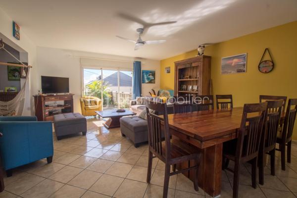 Quartier Jean Petit - 450m d'altitude - Terrain 1159 m²

Découvrez cette magnifique propriété familiale alliant confort, vue exceptionnelle et potentiel locatif !
Nichée à 450 mètres d'altitude dans le paisible et recherché quartier de Jean Petit à Saint-Joseph, cette villa F5 construite en 2005 vous offre un cadre de vie privilégié avec une vue mer et montagne à couper le souffle. Édifiée sur une parcelle entièrement clôturée de 1159 m², dans un chemin au calme, à l'écart de la circulation.

Équipements haut de gamme : piscine chauffée, jacuzzi et panneaux photovoltaïques neufs pour un confort optimal et des économies d'énergie !
La Maison Principale - 150 m² (Loi Carrez)

Rez-de-Chaussée
Un espace de vie généreux de 54 m² baigné de lumière naturelle :

Cuisine ouverte équipée de 23 m²
Salon spacieux avec accès à la piscine
Coin bureau/bibliothèque/salle de jeux de 13 m² attenant au salon

Un espace nuit parfaitement conçu avec 3 chambres :

Chambre 1 : 21 m² avec salle de douche privative
Chambre 2 : 15 m² avec salle de douche et WC privatifs
Chambre 3 : 13 m² avec salle de douche privative
Un WC indépendant

Étage
Une suite parentale d'exception de 25 m² :

Chambre spacieuse et lumineuse
Salle de douche à l'italienne moderne
WC privatif
Balcon avec vue panoramique mer, montagne et piscine
Coin bureau de 3,6 m² idéal pour le télétravail

Sous-Sol
Garage de 60 m² accessible par escalier intérieur :

Espace de stationnement sécurisé
Multiples possibilités de rangement
Potentiel d'aménagement (atelier, cave, salle de sport...)

Le Gîte Indépendant T2 - 60 m²
Situé en fond de jardin, ce gîte totalement autonome offre un excellent potentiel locatif :

Entrée spacieuse et accueillante
Cuisine ouverte équipée sur espace de vie
Salon/espace détente de 7 m²
Chambre de 11 m² confortable
Salle de douche avec WC de 5 m²
Terrasse privative pour profiter du jardin

Parfait pour accueillir famille, amis ou générer un revenu locatif régulier dans une zone touristique prisée.

Les Atouts de cette Propriété
✓ Parcelle de 1159 m² entièrement clôturée : Intimité et sécurité garanties
✓ Emplacement au calme : Chemin sans circulation, idéal pour les enfants
✓ Vue mer et montagne : Panorama exceptionnel depuis la suite parentale
✓ Grande piscine chauffée : Baignade agréable toute l'année
✓ Jacuzzi en coque : Espace bien-être et détente à domicile
✓ Panneaux photovoltaïques neufs (2024) : Économies d'énergie et revenus de revente
✓ Double habitation : Maison F5 (150 m²) + Gîte T2 (60 m²)
✓ 4 chambres dont 1 suite parentale avec balcon panoramique
✓ 4 salles de douche : Confort optimal pour toute la famille
✓ Garage 60 m² en sous-sol avec accès intérieur
✓ Construction 2005 : Bien entretenu et aux normes actuelles
✓ Potentiel locatif : Revenus complémentaires avec le gîte indépendant

Le Quartier Jean Petit - Un Cadre de Vie Idéal
Quartier familial et prisé où il fait bon vivre, Jean Petit offre toutes les commodités à proximité immédiate :

Services de santé :
Médecin
Pharmacie
Kinésithérapeute

Éducation :
École maternelle
École primaire

Loisirs et commerces de proximités :
Piscine municipale
Terrains de sport
Épicerie de proximité

Un quartier vivant et convivial, parfait pour une vie de famille épanouie !

Caractéristiques Techniques :
Surface totale habitable : 210 m²
Maison principale : 150 m² (Loi Carrez)
Gîte indépendant : 60 m²

Garage en sous-sol : 60 m²
Terrain : 1159 m² entièrement clos
Année de construction : 2005
Altitude : 450 mètres

Équipements premium :
Piscine chauffée
Jacuzzi en coque
Panneaux photovoltaïques installés en 2024

Une propriété rare alliant qualité de vie exceptionnelle, vue imprenable, environnement familial et opportunité d'investissement. Idéale pour une famille recherchant confort, espace et tranquillité avec un potentiel de revenus locatifs.

Pour plus d'informations et organiser une visite de ce bien d'exception, contactez moi, Eloïse Casotto Conseillère BSK Immobilier au 06 92 08 16 38 ou par mail à ecasotto@bskimmobilier.com.