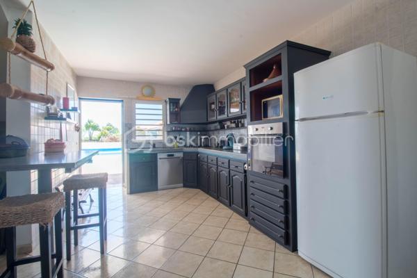 Quartier Jean Petit - 450m d'altitude - Terrain 1159 m²

Découvrez cette magnifique propriété familiale alliant confort, vue exceptionnelle et potentiel locatif !
Nichée à 450 mètres d'altitude dans le paisible et recherché quartier de Jean Petit à Saint-Joseph, cette villa F5 construite en 2005 vous offre un cadre de vie privilégié avec une vue mer et montagne à couper le souffle. Édifiée sur une parcelle entièrement clôturée de 1159 m², dans un chemin au calme, à l'écart de la circulation.

Équipements haut de gamme : piscine chauffée, jacuzzi et panneaux photovoltaïques neufs pour un confort optimal et des économies d'énergie !
La Maison Principale - 150 m² (Loi Carrez)

Rez-de-Chaussée
Un espace de vie généreux de 54 m² baigné de lumière naturelle :

Cuisine ouverte équipée de 23 m²
Salon spacieux avec accès à la piscine
Coin bureau/bibliothèque/salle de jeux de 13 m² attenant au salon

Un espace nuit parfaitement conçu avec 3 chambres :

Chambre 1 : 21 m² avec salle de douche privative
Chambre 2 : 15 m² avec salle de douche et WC privatifs
Chambre 3 : 13 m² avec salle de douche privative
Un WC indépendant

Étage
Une suite parentale d'exception de 25 m² :

Chambre spacieuse et lumineuse
Salle de douche à l'italienne moderne
WC privatif
Balcon avec vue panoramique mer, montagne et piscine
Coin bureau de 3,6 m² idéal pour le télétravail

Sous-Sol
Garage de 60 m² accessible par escalier intérieur :

Espace de stationnement sécurisé
Multiples possibilités de rangement
Potentiel d'aménagement (atelier, cave, salle de sport...)

Le Gîte Indépendant T2 - 60 m²
Situé en fond de jardin, ce gîte totalement autonome offre un excellent potentiel locatif :

Entrée spacieuse et accueillante
Cuisine ouverte équipée sur espace de vie
Salon/espace détente de 7 m²
Chambre de 11 m² confortable
Salle de douche avec WC de 5 m²
Terrasse privative pour profiter du jardin

Parfait pour accueillir famille, amis ou générer un revenu locatif régulier dans une zone touristique prisée.

Les Atouts de cette Propriété
✓ Parcelle de 1159 m² entièrement clôturée : Intimité et sécurité garanties
✓ Emplacement au calme : Chemin sans circulation, idéal pour les enfants
✓ Vue mer et montagne : Panorama exceptionnel depuis la suite parentale
✓ Grande piscine chauffée : Baignade agréable toute l'année
✓ Jacuzzi en coque : Espace bien-être et détente à domicile
✓ Panneaux photovoltaïques neufs (2024) : Économies d'énergie et revenus de revente
✓ Double habitation : Maison F5 (150 m²) + Gîte T2 (60 m²)
✓ 4 chambres dont 1 suite parentale avec balcon panoramique
✓ 4 salles de douche : Confort optimal pour toute la famille
✓ Garage 60 m² en sous-sol avec accès intérieur
✓ Construction 2005 : Bien entretenu et aux normes actuelles
✓ Potentiel locatif : Revenus complémentaires avec le gîte indépendant

Le Quartier Jean Petit - Un Cadre de Vie Idéal
Quartier familial et prisé où il fait bon vivre, Jean Petit offre toutes les commodités à proximité immédiate :

Services de santé :
Médecin
Pharmacie
Kinésithérapeute

Éducation :
École maternelle
École primaire

Loisirs et commerces de proximités :
Piscine municipale
Terrains de sport
Épicerie de proximité

Un quartier vivant et convivial, parfait pour une vie de famille épanouie !

Caractéristiques Techniques :
Surface totale habitable : 210 m²
Maison principale : 150 m² (Loi Carrez)
Gîte indépendant : 60 m²

Garage en sous-sol : 60 m²
Terrain : 1159 m² entièrement clos
Année de construction : 2005
Altitude : 450 mètres

Équipements premium :
Piscine chauffée
Jacuzzi en coque
Panneaux photovoltaïques installés en 2024

Une propriété rare alliant qualité de vie exceptionnelle, vue imprenable, environnement familial et opportunité d'investissement. Idéale pour une famille recherchant confort, espace et tranquillité avec un potentiel de revenus locatifs.

Pour plus d'informations et organiser une visite de ce bien d'exception, contactez moi, Eloïse Casotto Conseillère BSK Immobilier au 06 92 08 16 38 ou par mail à ecasotto@bskimmobilier.com.