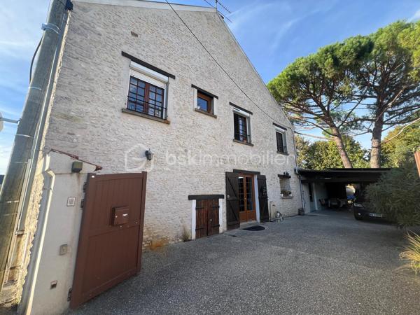 Pussay ville avec écoles, commerces etc... Maison en pierre offrant le charme de l’ancien et le confort du moderne avec sa pompe à chaleur et des panneaux photovoltaïques . Elle se compose d’une cuisine amenagee et équipée ouverte sur la salle à manger, un séjour, wc et un cellier et une cave. A l’étage on découvre 2 chambres , salle d’eau, salle de bain , wc et une 3eme chambre se situe au second et dernier étage. Terrain de 462m² entièrement clos avec un carport pour 2 voitures . Pour les amoureux de la pierre une visite s’impose