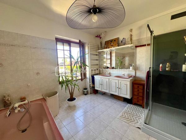 Pussay ville avec écoles, commerces etc... Maison en pierre offrant le charme de l’ancien et le confort du moderne avec sa pompe à chaleur et des panneaux photovoltaïques . Elle se compose d’une cuisine amenagee et équipée ouverte sur la salle à manger, un séjour, wc et un cellier et une cave. A l’étage on découvre 2 chambres , salle d’eau, salle de bain , wc et une 3eme chambre se situe au second et dernier étage. Terrain de 462m² entièrement clos avec un carport pour 2 voitures . Pour les amoureux de la pierre une visite s’impose