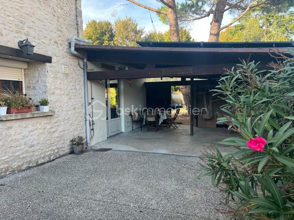 Pussay ville avec écoles, commerces etc... Maison en pierre offrant le charme de l’ancien et le confort du moderne avec sa pompe à chaleur et des panneaux photovoltaïques . Elle se compose d’une cuisine amenagee et équipée ouverte sur la salle à manger, un séjour, wc et un cellier et une cave. A l’étage on découvre 2 chambres , salle d’eau, salle de bain , wc et une 3eme chambre se situe au second et dernier étage. Terrain de 462m² entièrement clos avec un carport pour 2 voitures . Pour les amoureux de la pierre une visite s’impose