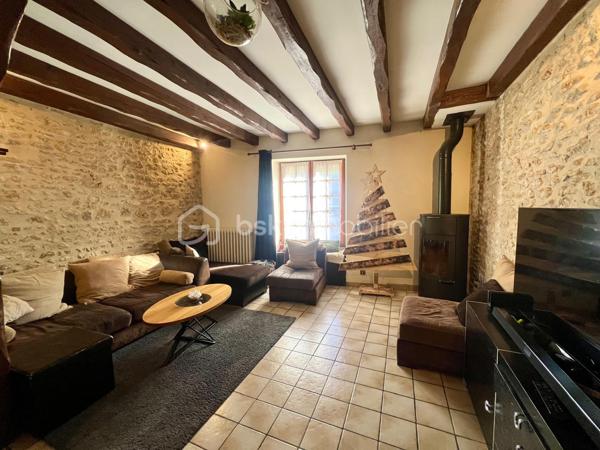Pussay ville avec écoles, commerces etc... Maison en pierre offrant le charme de l’ancien et le confort du moderne avec sa pompe à chaleur et des panneaux photovoltaïques . Elle se compose d’une cuisine amenagee et équipée ouverte sur la salle à manger, un séjour, wc et un cellier et une cave. A l’étage on découvre 2 chambres , salle d’eau, salle de bain , wc et une 3eme chambre se situe au second et dernier étage. Terrain de 462m² entièrement clos avec un carport pour 2 voitures . Pour les amoureux de la pierre une visite s’impose