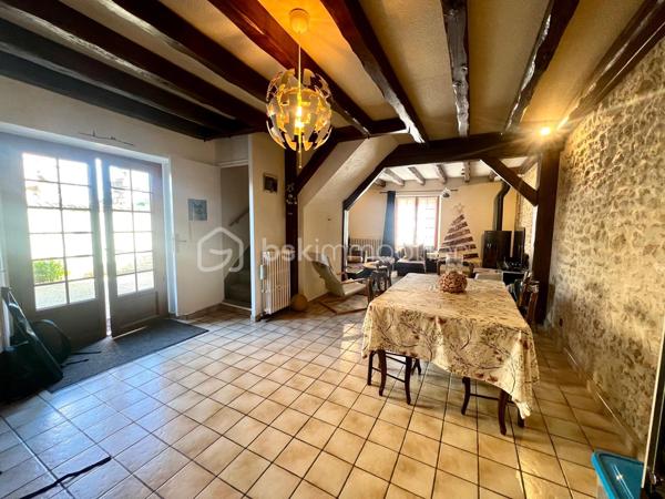 Pussay ville avec écoles, commerces etc... Maison en pierre offrant le charme de l’ancien et le confort du moderne avec sa pompe à chaleur et des panneaux photovoltaïques . Elle se compose d’une cuisine amenagee et équipée ouverte sur la salle à manger, un séjour, wc et un cellier et une cave. A l’étage on découvre 2 chambres , salle d’eau, salle de bain , wc et une 3eme chambre se situe au second et dernier étage. Terrain de 462m² entièrement clos avec un carport pour 2 voitures . Pour les amoureux de la pierre une visite s’impose