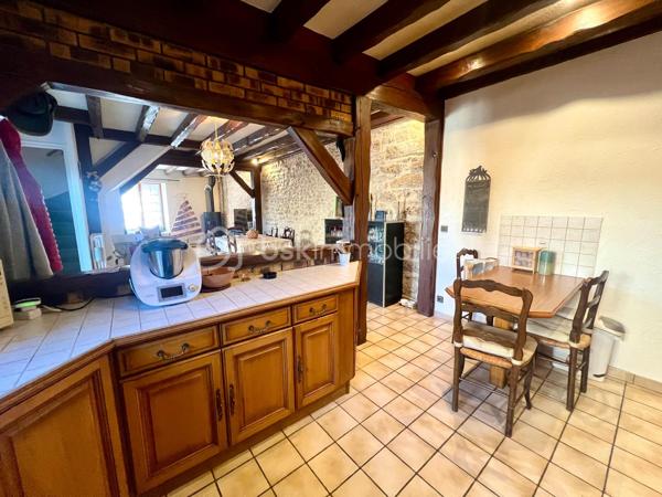 Pussay ville avec écoles, commerces etc... Maison en pierre offrant le charme de l’ancien et le confort du moderne avec sa pompe à chaleur et des panneaux photovoltaïques . Elle se compose d’une cuisine amenagee et équipée ouverte sur la salle à manger, un séjour, wc et un cellier et une cave. A l’étage on découvre 2 chambres , salle d’eau, salle de bain , wc et une 3eme chambre se situe au second et dernier étage. Terrain de 462m² entièrement clos avec un carport pour 2 voitures . Pour les amoureux de la pierre une visite s’impose
