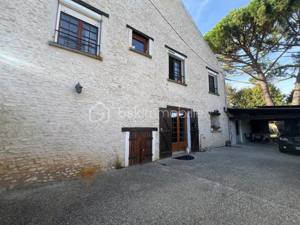 Pussay ville avec écoles, commerces etc... Maison en pierre offrant le charme de l’ancien et le confort du moderne avec sa pompe à chaleur et des panneaux photovoltaïques . Elle se compose d’une cuisine amenagee et équipée ouverte sur la salle à manger, un séjour, wc et un cellier et une cave. A l’étage on découvre 2 chambres , salle d’eau, salle de bain , wc et une 3eme chambre se situe au second et dernier étage. Terrain de 462m² entièrement clos avec un carport pour 2 voitures . Pour les amoureux de la pierre une visite s’impose