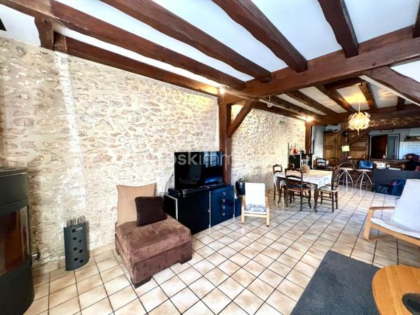 Pussay ville avec écoles, commerces etc... Maison en pierre offrant le charme de l’ancien et le confort du moderne avec sa pompe à chaleur et des panneaux photovoltaïques . Elle se compose d’une cuisine amenagee et équipée ouverte sur la salle à manger, un séjour, wc et un cellier et une cave. A l’étage on découvre 2 chambres , salle d’eau, salle de bain , wc et une 3eme chambre se situe au second et dernier étage. Terrain de 462m² entièrement clos avec un carport pour 2 voitures . Pour les amoureux de la pierre une visite s’impose