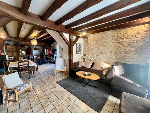 Pussay ville avec écoles, commerces etc... Maison en pierre offrant le charme de l’ancien et le confort du moderne avec sa pompe à chaleur et des panneaux photovoltaïques . Elle se compose d’une cuisine amenagee et équipée ouverte sur la salle à manger, un séjour, wc et un cellier et une cave. A l’étage on découvre 2 chambres , salle d’eau, salle de bain , wc et une 3eme chambre se situe au second et dernier étage. Terrain de 462m² entièrement clos avec un carport pour 2 voitures . Pour les amoureux de la pierre une visite s’impose