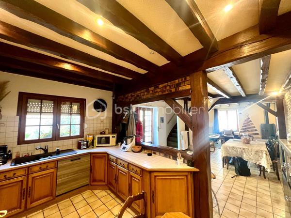 Pussay ville avec écoles, commerces etc... Maison en pierre offrant le charme de l’ancien et le confort du moderne avec sa pompe à chaleur et des panneaux photovoltaïques . Elle se compose d’une cuisine amenagee et équipée ouverte sur la salle à manger, un séjour, wc et un cellier et une cave. A l’étage on découvre 2 chambres , salle d’eau, salle de bain , wc et une 3eme chambre se situe au second et dernier étage. Terrain de 462m² entièrement clos avec un carport pour 2 voitures . Pour les amoureux de la pierre une visite s’impose