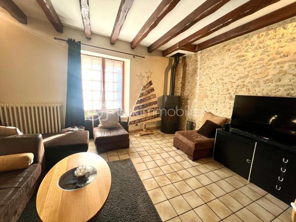 Pussay ville avec écoles, commerces etc... Maison en pierre offrant le charme de l’ancien et le confort du moderne avec sa pompe à chaleur et des panneaux photovoltaïques . Elle se compose d’une cuisine amenagee et équipée ouverte sur la salle à manger, un séjour, wc et un cellier et une cave. A l’étage on découvre 2 chambres , salle d’eau, salle de bain , wc et une 3eme chambre se situe au second et dernier étage. Terrain de 462m² entièrement clos avec un carport pour 2 voitures . Pour les amoureux de la pierre une visite s’impose