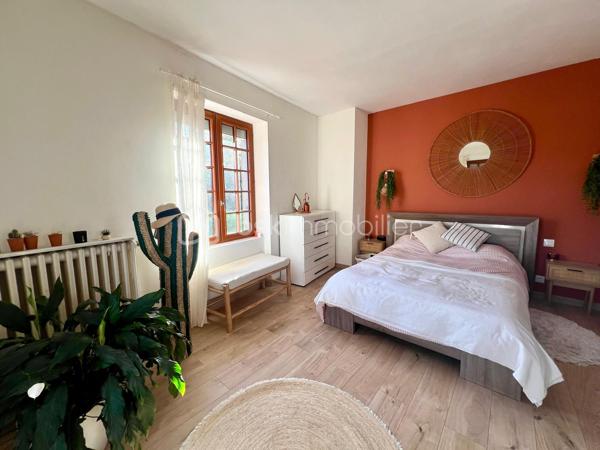 Pussay ville avec écoles, commerces etc... Maison en pierre offrant le charme de l’ancien et le confort du moderne avec sa pompe à chaleur et des panneaux photovoltaïques . Elle se compose d’une cuisine amenagee et équipée ouverte sur la salle à manger, un séjour, wc et un cellier et une cave. A l’étage on découvre 2 chambres , salle d’eau, salle de bain , wc et une 3eme chambre se situe au second et dernier étage. Terrain de 462m² entièrement clos avec un carport pour 2 voitures . Pour les amoureux de la pierre une visite s’impose
