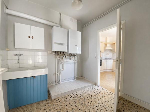 Maison non mitoyenne, 5 chambres et grand garage avec entrées indépendantes — un potentiel à exploiter !
