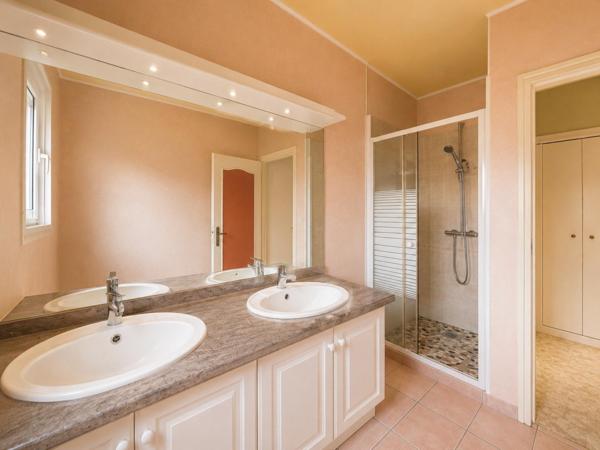 Maison non mitoyenne, 5 chambres et grand garage avec entrées indépendantes — un potentiel à exploiter !