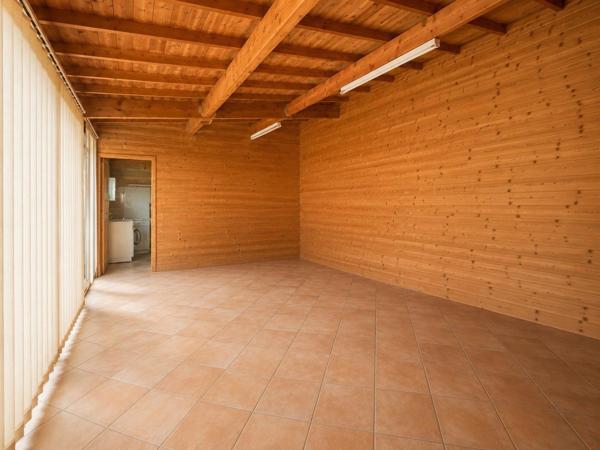 Maison non mitoyenne, 5 chambres et grand garage avec entrées indépendantes — un potentiel à exploiter !