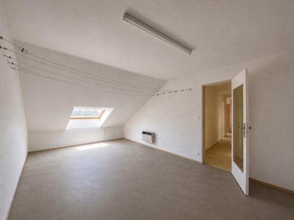Maison non mitoyenne, 5 chambres et grand garage avec entrées indépendantes — un potentiel à exploiter !