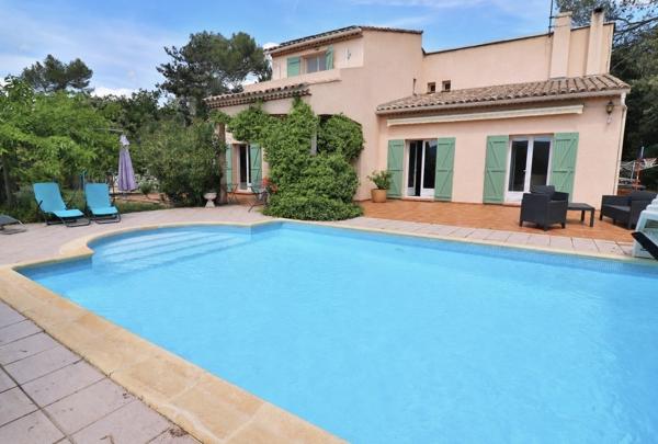Saint Maximin la Sainte Baume: villa T7 de 155m2 sur terrain 2900m2