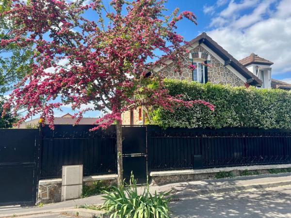 HOUILLES-PIERRATS: Maison de Charme 7 pièces / 785m2 de Ter 965 000 € **  - Référence  954