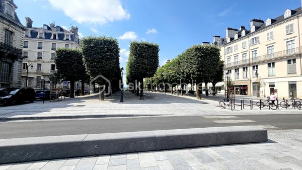 En plein cœur de Pau, à proximité immédiate de l’Hôtel de Ville, découvrez ce charmant T2 rénové, situé au 5ᵉ et dernier étage avec ascenseur, offrant un cadre de vie agréable au cœur de l’hypercentre.

D’une superficie de 35 m² au sol, l’appartement bénéficie d’un agencement fonctionnel et optimisé.

Il se compose d’une entrée, d’un séjour avec cuisine ouverte, d’une chambre indépendante, d’une salle d’eau rénovée et d’un WC indépendant.

Le séjour/cuisine exposé Est bénéficie d’une agréable lumière naturelle. La chambre, exposée Ouest, profite quant à elle de la lumière en fin de journée.

Un véritable atout complète ce bien : un cellier privatif de 6,50 m², situé au même niveau, offrant un espace de rangement particulièrement appréciable en centre-ville. Le ballon d’eau chaude et le lave-linge y sont installés.

Un bien idéal pour une résidence principale, un pied-à-terre ou un investissement locatif, au cœur de Pau et à proximité immédiate des commerces, services et commodités.