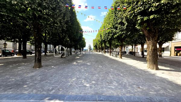 En plein cœur de Pau, à proximité immédiate de l’Hôtel de Ville, découvrez ce charmant T2 rénové, situé au 5ᵉ et dernier étage avec ascenseur, offrant un cadre de vie agréable au cœur de l’hypercentre.

D’une superficie de 35 m² au sol, l’appartement bénéficie d’un agencement fonctionnel et optimisé.

Il se compose d’une entrée, d’un séjour avec cuisine ouverte, d’une chambre indépendante, d’une salle d’eau rénovée et d’un WC indépendant.

Le séjour/cuisine exposé Est bénéficie d’une agréable lumière naturelle. La chambre, exposée Ouest, profite quant à elle de la lumière en fin de journée.

Un véritable atout complète ce bien : un cellier privatif de 6,50 m², situé au même niveau, offrant un espace de rangement particulièrement appréciable en centre-ville. Le ballon d’eau chaude et le lave-linge y sont installés.

Un bien idéal pour une résidence principale, un pied-à-terre ou un investissement locatif, au cœur de Pau et à proximité immédiate des commerces, services et commodités.
