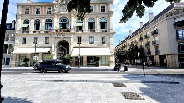 En plein cœur de Pau, à proximité immédiate de l’Hôtel de Ville, découvrez ce charmant T2 rénové, situé au 5ᵉ et dernier étage avec ascenseur, offrant un cadre de vie agréable au cœur de l’hypercentre.

D’une superficie de 35 m² au sol, l’appartement bénéficie d’un agencement fonctionnel et optimisé.

Il se compose d’une entrée, d’un séjour avec cuisine ouverte, d’une chambre indépendante, d’une salle d’eau rénovée et d’un WC indépendant.

Le séjour/cuisine exposé Est bénéficie d’une agréable lumière naturelle. La chambre, exposée Ouest, profite quant à elle de la lumière en fin de journée.

Un véritable atout complète ce bien : un cellier privatif de 6,50 m², situé au même niveau, offrant un espace de rangement particulièrement appréciable en centre-ville. Le ballon d’eau chaude et le lave-linge y sont installés.

Un bien idéal pour une résidence principale, un pied-à-terre ou un investissement locatif, au cœur de Pau et à proximité immédiate des commerces, services et commodités.