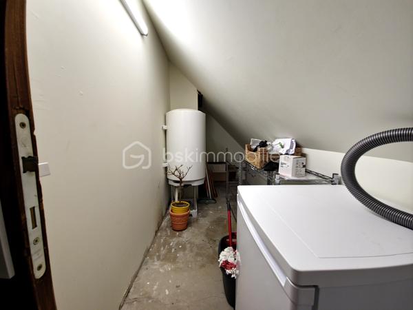 En plein cœur de Pau, à proximité immédiate de l’Hôtel de Ville, découvrez ce charmant T2 rénové, situé au 5ᵉ et dernier étage avec ascenseur, offrant un cadre de vie agréable au cœur de l’hypercentre.

D’une superficie de 35 m² au sol, l’appartement bénéficie d’un agencement fonctionnel et optimisé.

Il se compose d’une entrée, d’un séjour avec cuisine ouverte, d’une chambre indépendante, d’une salle d’eau rénovée et d’un WC indépendant.

Le séjour/cuisine exposé Est bénéficie d’une agréable lumière naturelle. La chambre, exposée Ouest, profite quant à elle de la lumière en fin de journée.

Un véritable atout complète ce bien : un cellier privatif de 6,50 m², situé au même niveau, offrant un espace de rangement particulièrement appréciable en centre-ville. Le ballon d’eau chaude et le lave-linge y sont installés.

Un bien idéal pour une résidence principale, un pied-à-terre ou un investissement locatif, au cœur de Pau et à proximité immédiate des commerces, services et commodités.