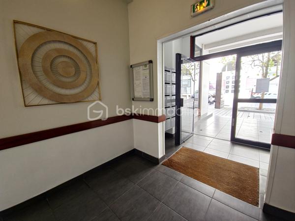 En plein cœur de Pau, à proximité immédiate de l’Hôtel de Ville, découvrez ce charmant T2 rénové, situé au 5ᵉ et dernier étage avec ascenseur, offrant un cadre de vie agréable au cœur de l’hypercentre.

D’une superficie de 35 m² au sol, l’appartement bénéficie d’un agencement fonctionnel et optimisé.

Il se compose d’une entrée, d’un séjour avec cuisine ouverte, d’une chambre indépendante, d’une salle d’eau rénovée et d’un WC indépendant.

Le séjour/cuisine exposé Est bénéficie d’une agréable lumière naturelle. La chambre, exposée Ouest, profite quant à elle de la lumière en fin de journée.

Un véritable atout complète ce bien : un cellier privatif de 6,50 m², situé au même niveau, offrant un espace de rangement particulièrement appréciable en centre-ville. Le ballon d’eau chaude et le lave-linge y sont installés.

Un bien idéal pour une résidence principale, un pied-à-terre ou un investissement locatif, au cœur de Pau et à proximité immédiate des commerces, services et commodités.