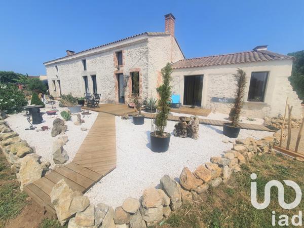 Longère 8 pièces de 360 m² à Le Champ-Saint-Père (85540)