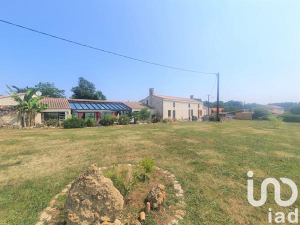 Longère 8 pièces de 360 m² à Le Champ-Saint-Père (85540)