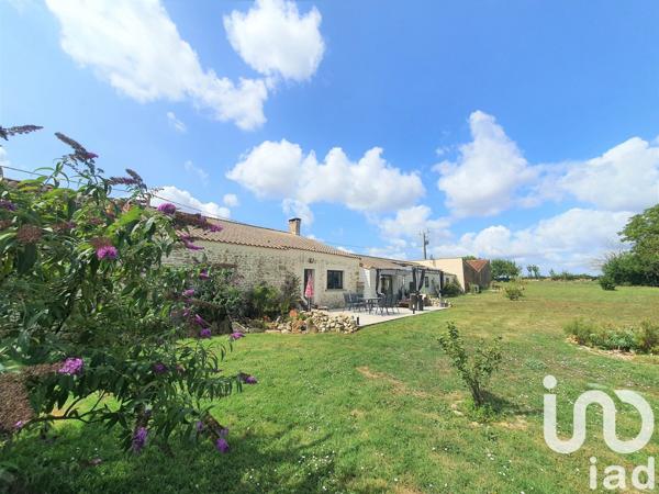 Longère 8 pièces de 360 m² à Le Champ-Saint-Père (85540)