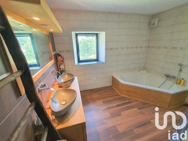 Longère 8 pièces de 360 m² à Le Champ-Saint-Père (85540)