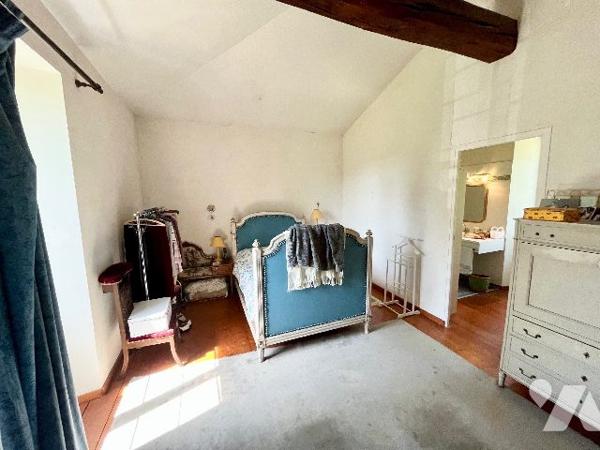 Bâtisse en pierre du XVème siècle rénovée en 1990 sur 3093m² !